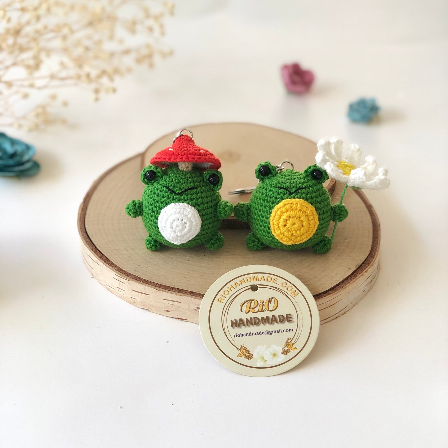 Handmade frog with daisy crochet keychain, Crochet frog with mushroom, amigurumi frog, ornament, home decor, gift, car hanging accessory
