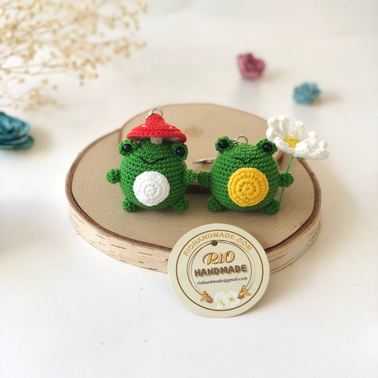 Handmade frog with daisy crochet keychain, Crochet frog with mushroom, amigurumi frog, ornament, home decor, gift, car hanging accessory