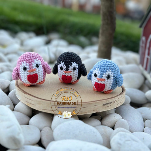 Handmade penguin with heart crochet keychain, amigurum penguin, plushie toy, cute gift