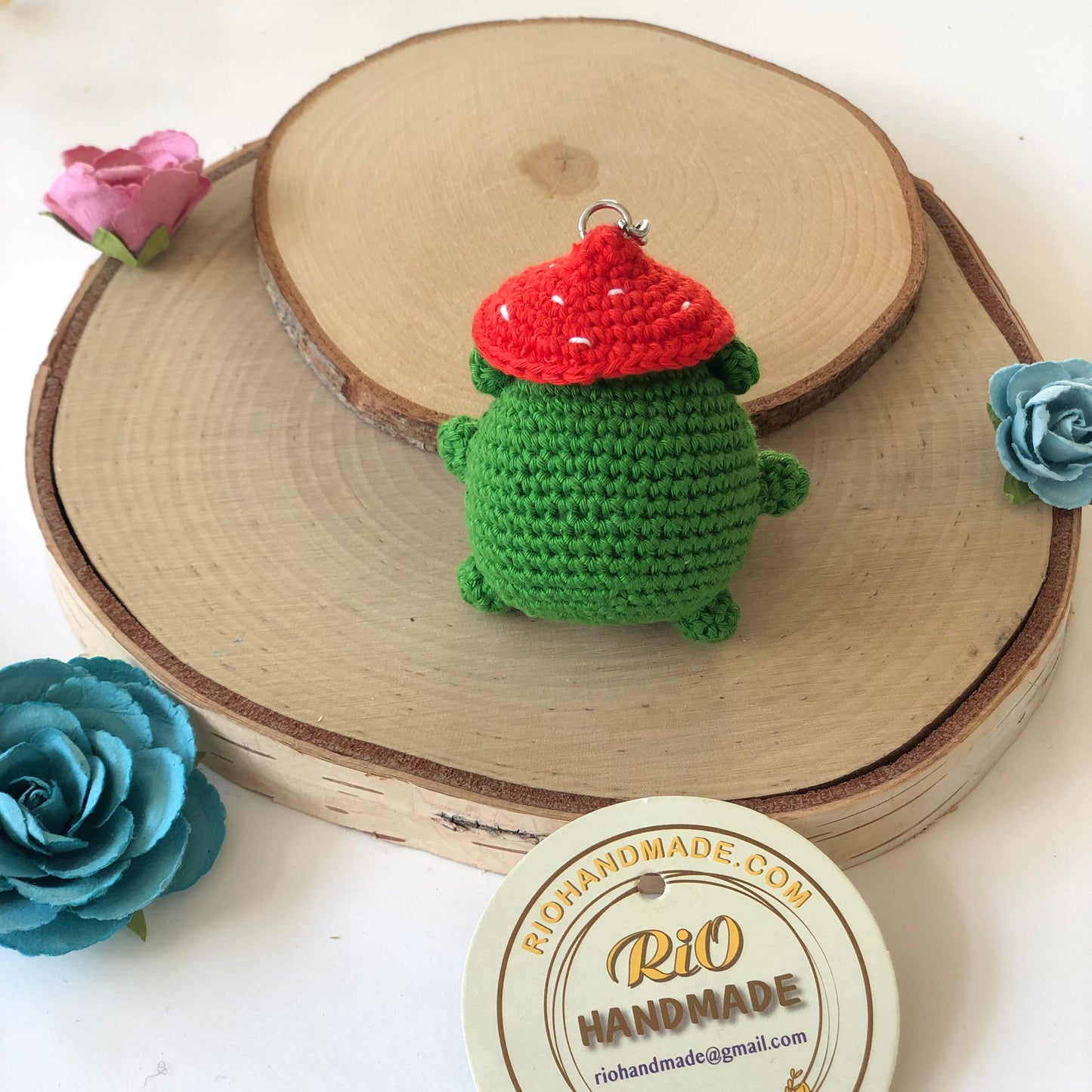 Handmade frog with daisy crochet keychain, Crochet frog with mushroom, amigurumi frog, ornament, home decor, gift, car hanging accessory