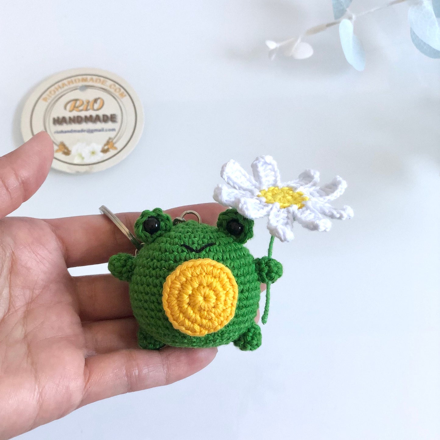 Handmade frog with daisy crochet keychain, Crochet frog with mushroom, amigurumi frog, ornament, home decor, gift, car hanging accessory