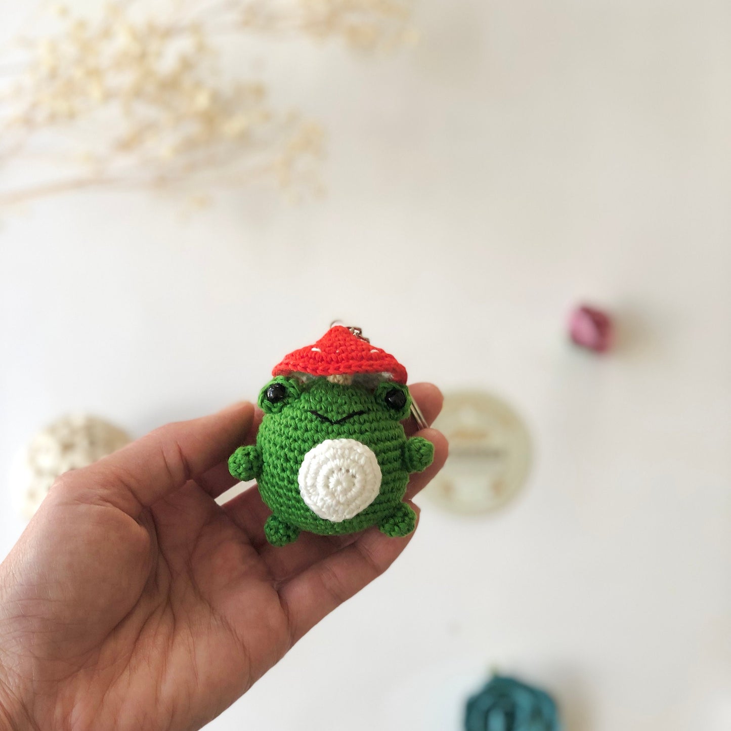 Handmade frog with daisy crochet keychain, Crochet frog with mushroom, amigurumi frog, ornament, home decor, gift, car hanging accessory