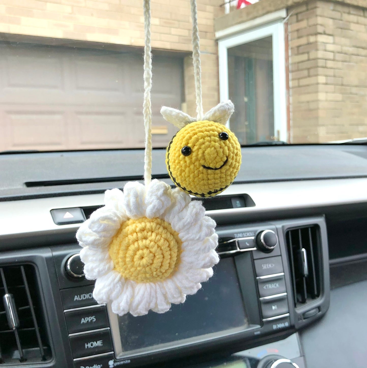 Handmade car rearview mirror charm crochet, amigurumi bee and daisy, crochet bee and sunflower, cute car charm, car rearview hanging