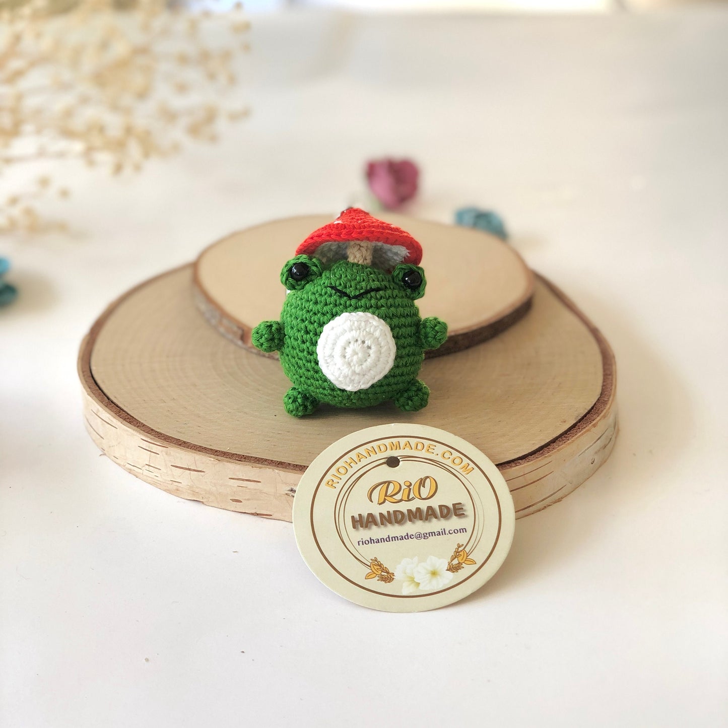 Handmade frog with daisy crochet keychain, Crochet frog with mushroom, amigurumi frog, ornament, home decor, gift, car hanging accessory